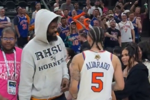 鹈鹕时期最铁的队友！纳吉·马绍尔现场观战总决赛支持阿尔瓦拉多